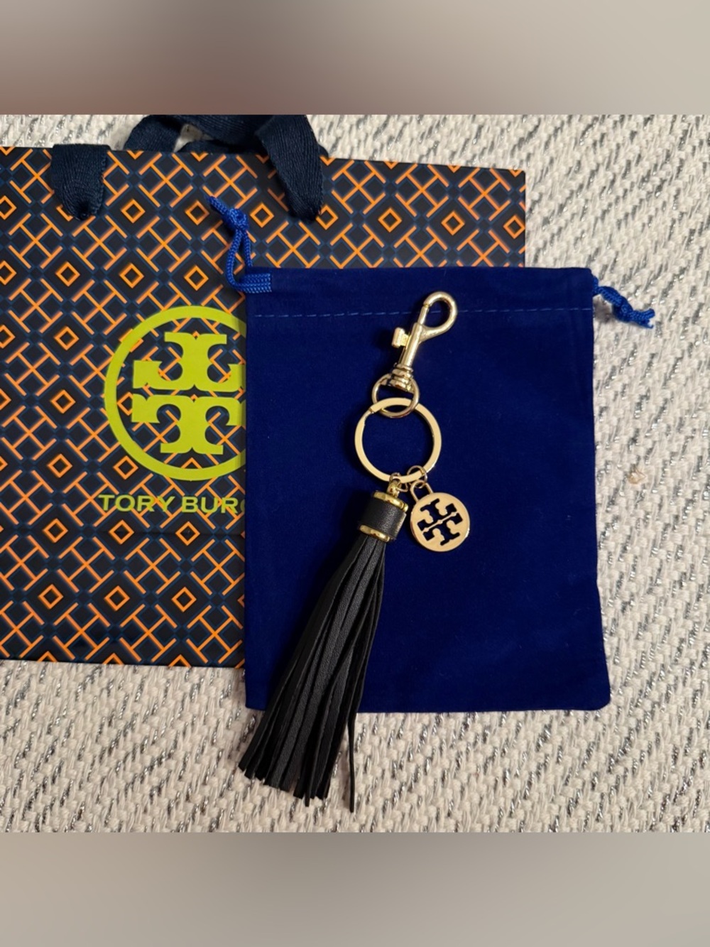 LAST ONE! 🚨 NEW. Bag charm or keychain with Tory Burch medallion + gift wrap - Picture 2 of 16